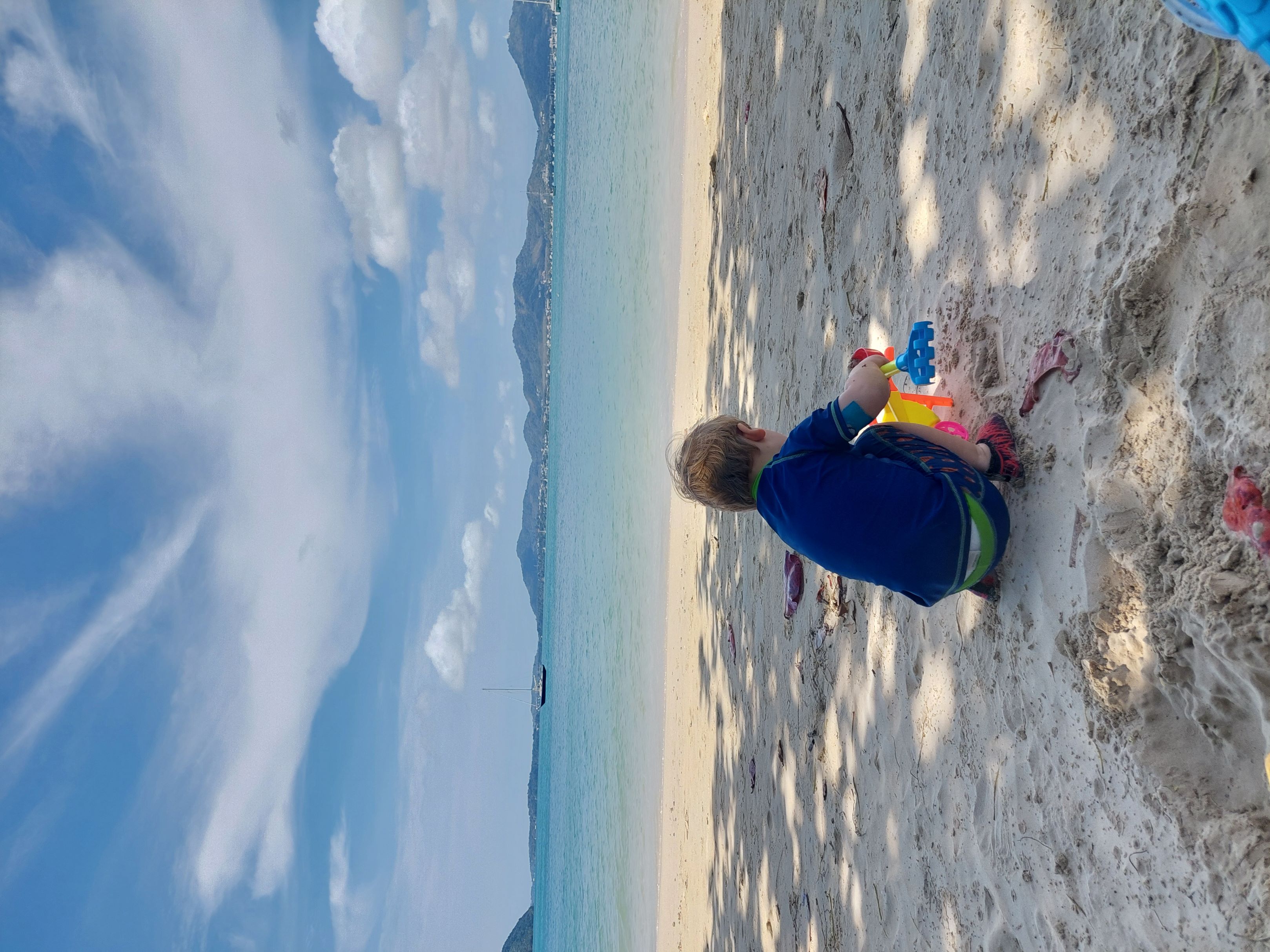 Der Kleine am Strand: Sand, Sandspzielzeug, Sensor