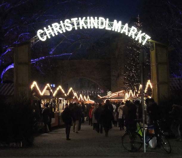 Christkindlmarkt am Sendlinger Tor Platz. Urheber Richard Huber  Quelle: Wikipedia