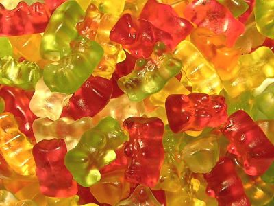 „Gummy bears“ von Thomas Rosenau - Eigenes Werk. Lizenziert unter CC BY-SA 2.5 über Wikimedia Commons - https://commons.wikimedia.org/wiki/File:Gummy_bears.jpg#/media/File:Gummy_bears.jpg